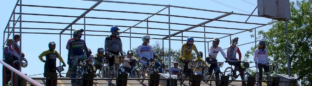 Take a look at this photo: A starting gate full of old jerseys: Murray, Skyway twice, Diamond Back, Bicycle Motocross Action and Schauff. A real veteran&#039;s heart will beat faster.