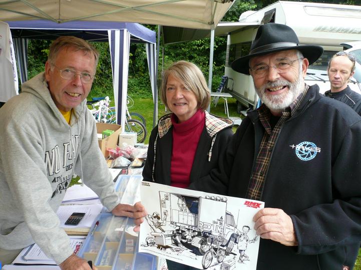 Who else was on the track? The forefather of all BMX shops in Germany: &quot;Hajo&quot; Hartwig H.o.f.h.e.r.r and Mrs H.o.f.h.e.r.r were there as visitors. After many years of abstinence, they both came to Weilheim to talk shop with the veterans and feel the flair of the 80s. Here the Hofherrs are discussing a Haro comic from a BMX Action magazine with Dieter S.c.h.a.d.o.w.s.k.i at the stand of Rainer&#039;s Bike Shop