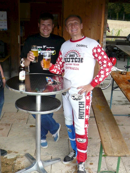 Nach dem Rennen brauchte es erst mal eine Erfrischung: Christian P.e.n.n.o (mit dem diesjährigen Veteranencup T-Shirt in schwarz mit Zeronine Retro-Look) und Jörg A.r.n.o.l.d genehmigen sich ein Bier.