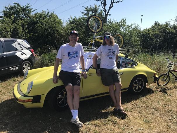Ralf mit Elmar H.e.n.r.i.c.h vor seinem Porsche