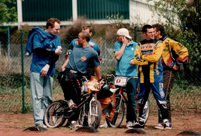 Ralf M.a.u.r.i.t.z (left) chatting with (then) still active elite riders such as (from left) Frank B.r.i.x (#40), Jens L.i.n.d.e.r (hidden) and Joe R.u.c.k.g.a.b.e.r (right with glasses). Joe was already at the start of the veterans in 2000, Jens and Frank will also be there sooner or later